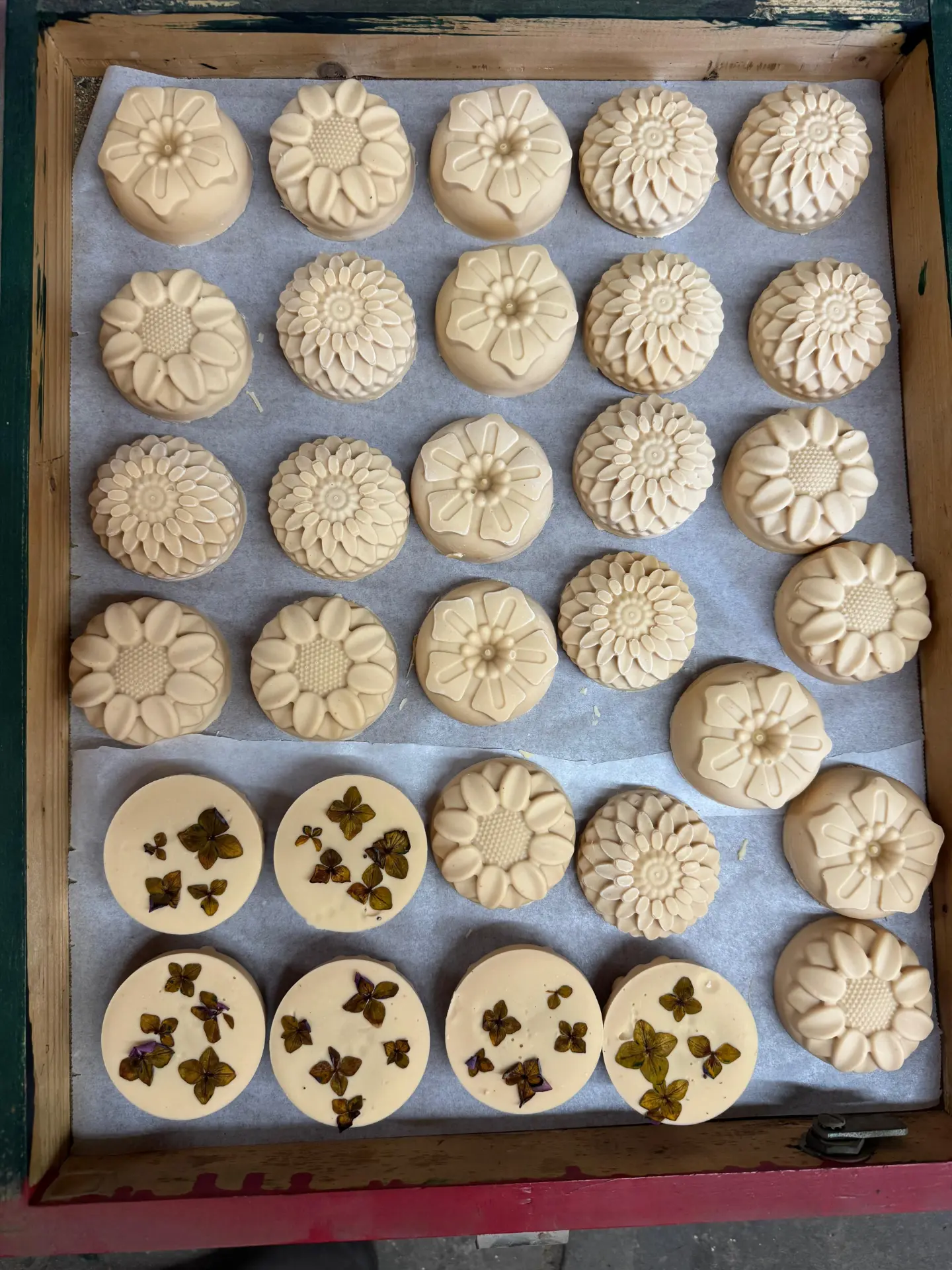 Plateau met bloemvormige zeepjes, sommige met gedroogde hortensiablaadjes